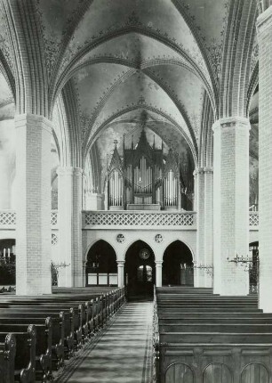 Langhaus mit Orgel von Friedrich Friese, Orgelbaumeister in Schwerin, erbaut 1871