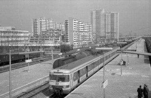 München: S-Bahnzug im Bahnhof Olympiastadion (Oberwiesenfeld) , Hintergrund Pressestadt