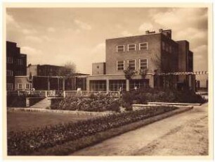 Wohnsiedlung (Kleinstwohnungen) an der Pfarrstraße, Hindenburg: Grünanlage der Siedlung, Terrasse, Seitenansicht Gemeinschaftshaus