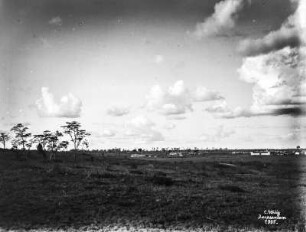 Siedlung : Blick über eine Ebene auf eine Siedlung