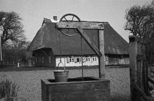 Althagen: Bauernhaus, Vordergrund Brunnen