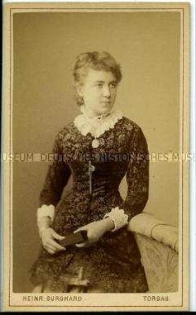 Junge Frau im eleganten Kleid, Carte de Visite