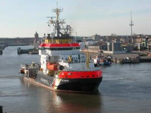 Cuxhaven - Hafengelände mit Schiff der Küstenwache : Schiff der Küstenwache im Seehafen von Cuxhaven, aufgenommen am 24. November 2004