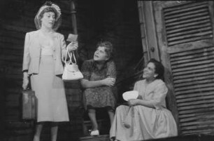Szenenbilder aus dem Drama "Endstation Sehnsucht" von Tennessee Williams am Schlossparktheater Berlin-Steglitz : Szene mit Marianne Hoppe als Blanche DuBois (links) und Erna Sellmer (Mitte)