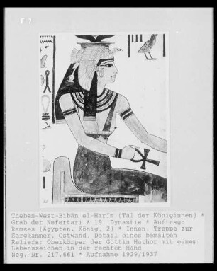 Göttin Hathor mit einem Lebenszeichen in der rechten Hand