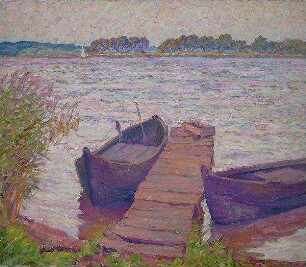 Steg mit Booten und Schilf