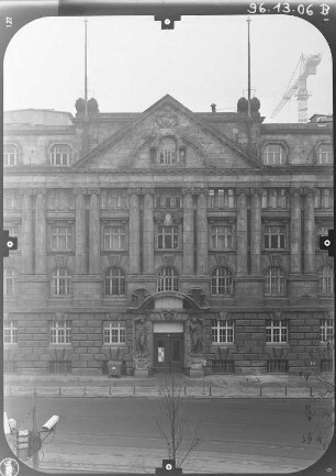 Leipzig-Zentrum, Dittrichring 21. Geschäftsthaus (ehem. "Haus der deutsch-sowjetischen Freundschaft"; 1908). Straßenfront mit Haupteingang (Teilansicht)