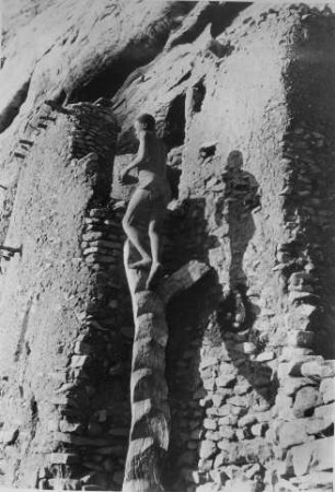 Sangha. Un escalier primitif