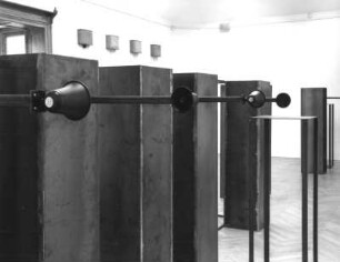 Ausstellung "Till Exit - Angst", Juni 1998. Dresden-Loschwitz, Leonhardi-Museum. Raumaufnahme mit Installation