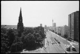Berlin. Blick über die Hans-Beimler-Straße (Otto-Braun-Straße) zum Fernsehturm