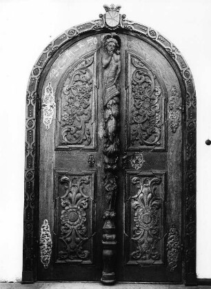 Tür zur Annenkapelle mit Engeln und Blütenrosetten in Akanthusranken : Tür zur Annenkapelle mit Engeln und Blütenrosetten in Akanthusranken. Eichenholz (um 1700). Buxheim Kreis Unterallgäu, Ehemalige Reichskartause, Kreuzgang