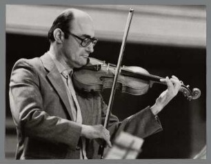 Karl Suske : Portrait des Violinisten Karl Suske bei Schallplattenaufnahmen in der Paul-Gerhardt-Kirche in Leipzig