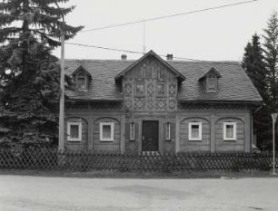 Neugersdorf, Umgebindehaus : Neugersdorf. Wohnhaus (Ende 19. Jahrhundert), Wiesenstraße 6. Straßenfront mit Einfriedung