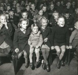 Schulkinder als Publikum des Puppenspielers Carl Schröder