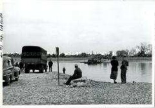 Warten auf die Elbfähre auf der Strecke von Helmstedt nach Berlin wenige Tage vor Beginn der Blockade