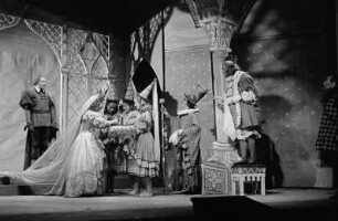 Szenenbilder aus dem Stück "König Drosselbart" von Armin-Gerd Kuckhoff und Marie Otto mit Musik von Kurt Heuser im Theater am Schiffbauerdamm Berlin. Uraufführung 13.12.1947