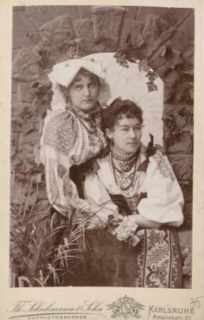 Frau Hauptmann Fabarino und Fräulein von Forstner in badischer Tracht