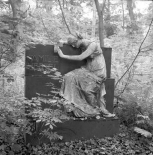 Grabmal der Familie Hertel : Grabmal der Familie Hertel. Gabbro, Zinkguss (1900/1935). Chemnitz-Bernsdorf, Städtischer Friedhof