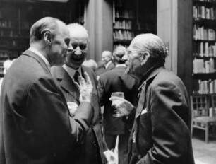 Klaus Lankheit, Luitpold Dussler und Erwin Panofsky im Zentralinstitut für Kunstgeschichte in München nach der Überreichung der Insignien des Ordens "Pour le mérite für Wissenschaften und Künste" an Panofsky