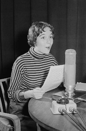 Portrait der Stadtfunksprecherin Christine Nitsche vor einem Mikrophon im Studio im Neuen Rathaus