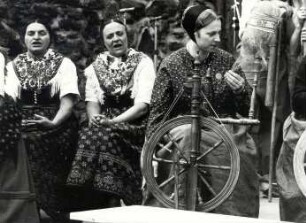 Flachsverarbeitung in Bröthen : Handwerkstechniken - Spinnerei und Flachsverarbeitung. Ort: Brětnja / Bröthen. Flachsverarbeitung (Předźěłanje lenu) auf dem V. Festival der Sorbischen Kultur in Bautzen – "Flachsspinnerinnen"