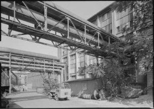 Dresden. Heizkraftwerk Mitte : Dresden, Schweriner Straße, Könneritzstraße, Wettiner Platz. Heizkraftwerk Mitte. Heizzentrale II (1964) mit Rohrbrücken für Heißwasser-Stadtnetz und werkseitige Dampf- und Kondensatverbindsleitungen gegen Reaktanzenhaus (1928)