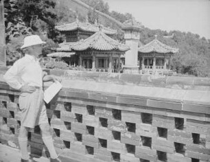 Reise nach China. Peking. Neuer Sommerpalast : Teilansicht der Palastanlage mit Martuin Schwind