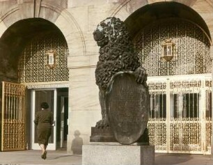 Dresden. Rathaus, einer der beiden Schildlöwen von Georg Wrba vor dem Eingang