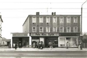 Dresden-Löbtau. Wohnhaus mit Läden (HO Foto-Kino-Optik), Kesselsdorfer Straße 28. Straßenfront mit Ladenanbau "Hut-Patzig" (Nr. 30)