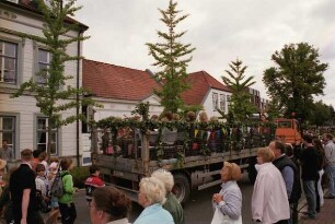 Kindervogelschießen: Umzug in der Lübecker Straße: Orchester der Theodor-Storm-Schule