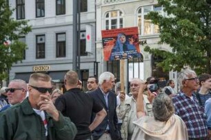 10.000 Menschen haben heute in Hamburg gegen Fremdenhass und rechte Hetze demonstriert. Anlass war die Kundgebung eines "Merkel muss weg"-Bündnisses am Gänsemarkt mit unter 200 Teilnehmern. Anmelder der Rechten war Kiezgröße Thomas "Togger" Gardlo, früherer Leibwächter von Ronald Schill und Trainer der "Identitären Bewegung"