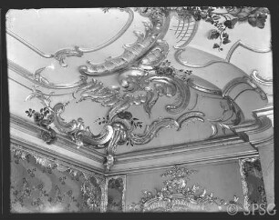 Potsdam, Neues Palais, Wohnung Friedrich II., Arbeitszimmer, R. 210, Decke, Rocaillewerk in der Nordwestecke.