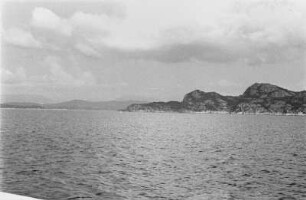 Landschaft : Felsformation am Ufer eines Gewässers.