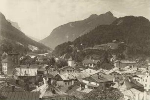 Bad Reichenhall (Oberbayern). Panoramablick über die Stadt. Links im Bild der Peter und Paul Turm (Teil der alten Stadtbefestigung)