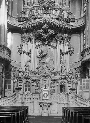 Chorbalustrade und Altaraufbau. Dresden, Frauenkirche