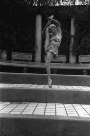 Bukarest: [Hotel] Lido: Hilda Sando, buntes Röckchen und Büstenhalter