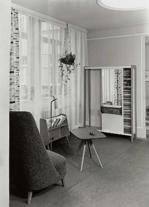 Sessel, Regal, Tisch und Flurgarderobenschrank : Berlin. Hausinterne Möbelmesse der Deutschen Bauakademie, 1956. Sessel, Regal, Tisch und Flurgarderobenschrank (1956; Deutsche Bauakademie)