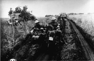 Ostfront: Rumänisches Motorrad auf Feldweg