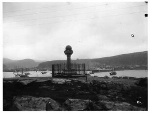 Meridiansäule im Hafen von Hammerfest gegen Bucht mit Victoria Luise : Nordlandreisen. Norwegen. Hammerfest. Meridiansäule im Hafen gegen die Bucht mit Victoria Luise