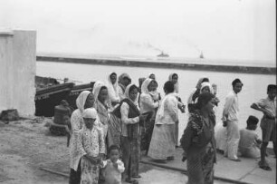 Im Hafen von Benkulu : Gruppe von Menschen am Kai