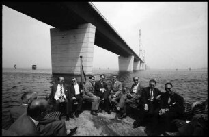 Fehmarnsund: Bootsfahrt mit Kollegen um die Brücke
