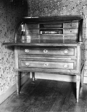 Schreibschrank : Schreibschrank. Holz. Ansicht mit heruntergeklappter Schreibplatte (vielleicht im Heimatmuseum in Weiler Kreis Konstanz)