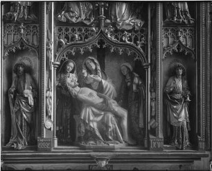 Tiefenbronn Katholische Kirche Sankt Maria Magdalena Hochaltar (1469) von Hans Schüchlin Schrein geöffnet - Mitte Beweinung, links Heiligenfigur Johannes der Täufer