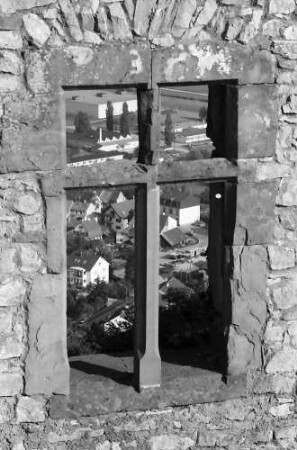 Lörrach, Haagen: Burg, Durchblick durch Mauerfenster auf Ort