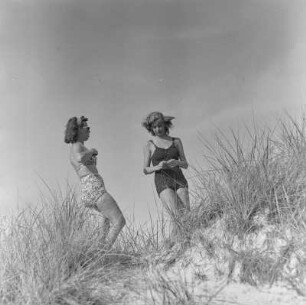 Elisabeth Gremmler (links) und eine Freundin in Badebekleidung am Strand