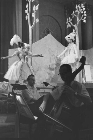 Szenenbilder aus "Les petits riens", Ballett von Jean-Georges Noverre mit Musik von Wolfgang Amadeus Mozart. Staatsoper Berlin im Apollo-Saal, 1968.09.05/1968.09.12 (Erstaufführung 10.09.1968)