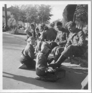 Sowjetunion. Kinder, Soldaten die Stiefel putzend