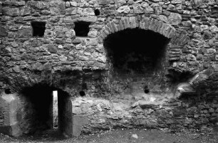 Staufen: Staufener Burg; Mauerfenster und Nischen