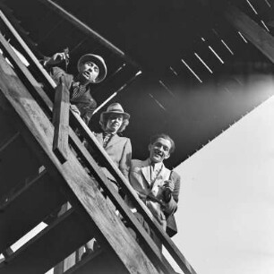 Drei Personen stehen auf einer Treppe