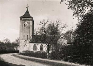 Paretz. Havelland. Ansicht der im Stil der Neogotik errichteten evangelischen Dorfkirche